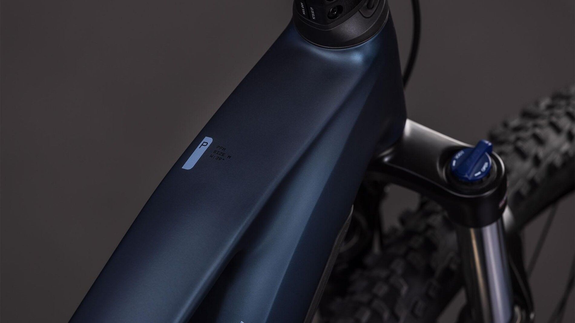 VTT électrique Cube Reaction Hybrid Performance 600 indigoblue, détail du cadre aluminium et batterie Bosch PowerTube intégrée