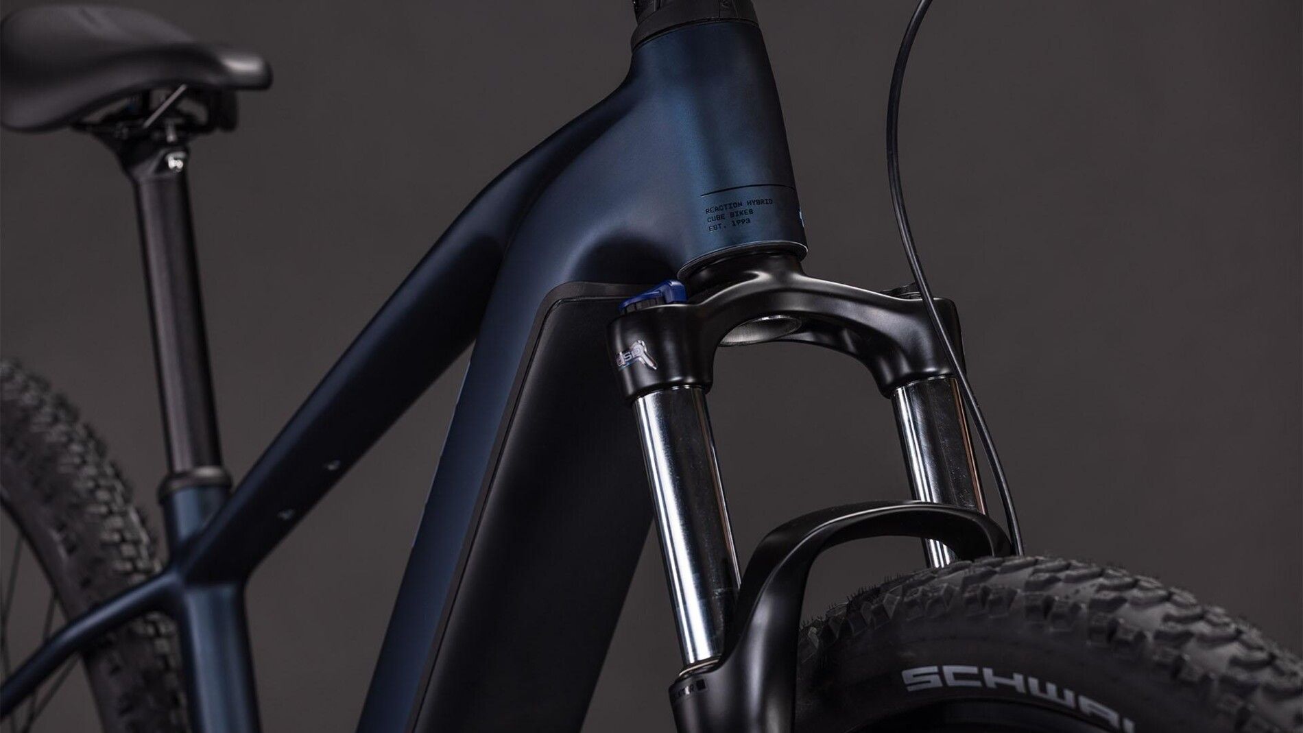 VTT électrique Cube Reaction Hybrid Performance 600 indigoblue, vue trois quarts arrière
