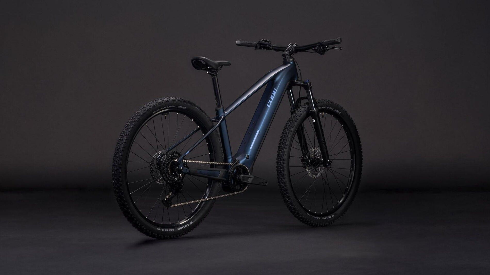 VTT électrique Cube Reaction Hybrid Performance 600 indigoblue, vue avant et poste de pilotage