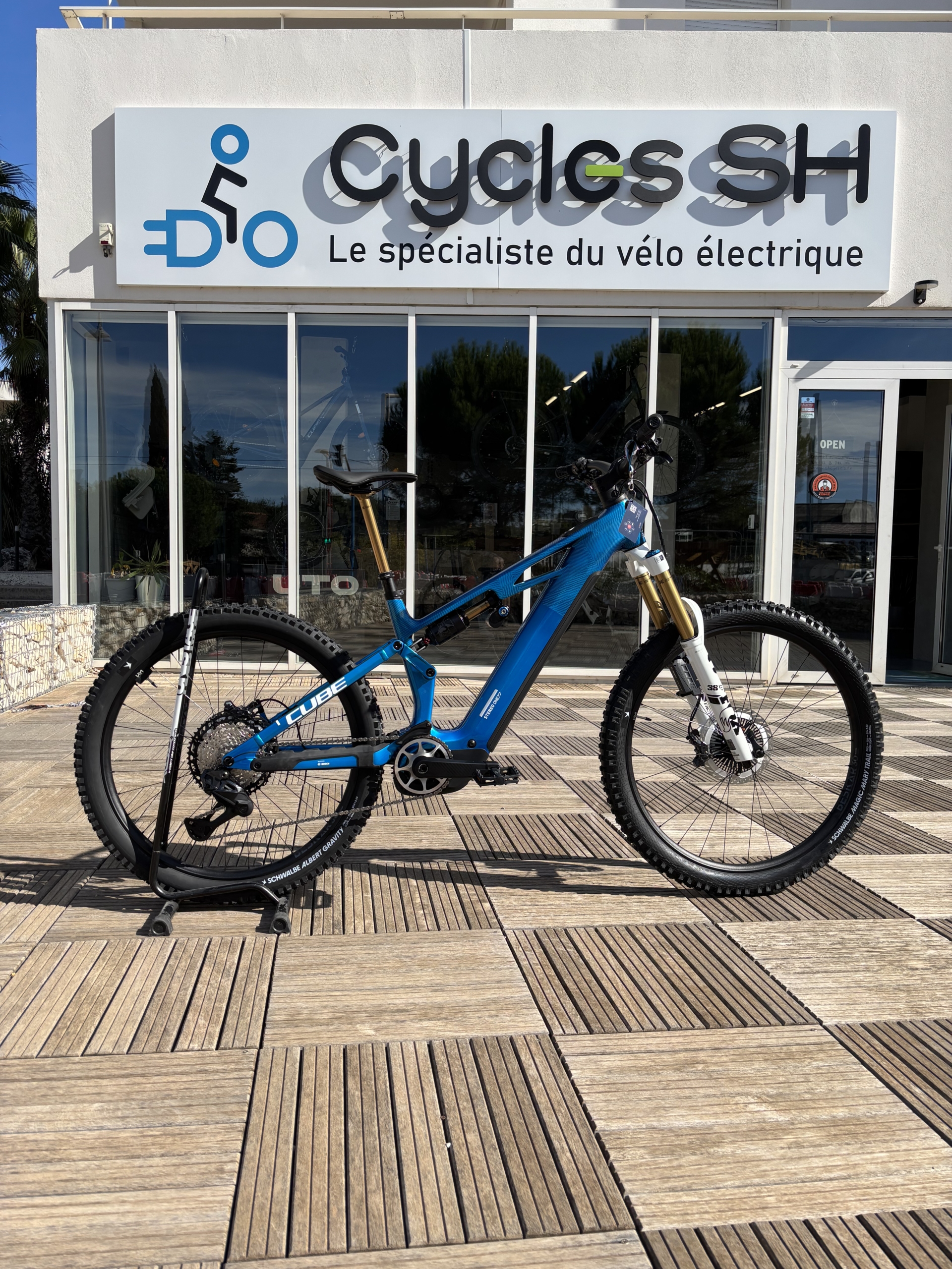 Cube-Stereo-Hybrid-ONE77-HPC-AT-800-actionteam-2-scaled vélo électrique tout suspendus cube stereo hybrid one77 hpc at 800