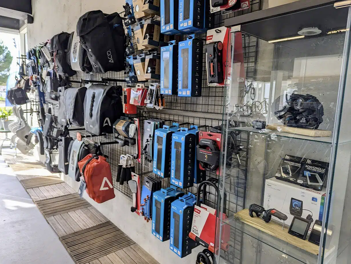 Un-accompagnement-personnalise-pour-bien-choisir-votre-velo-electrique-Cube boutique d'équipements de cyclisme