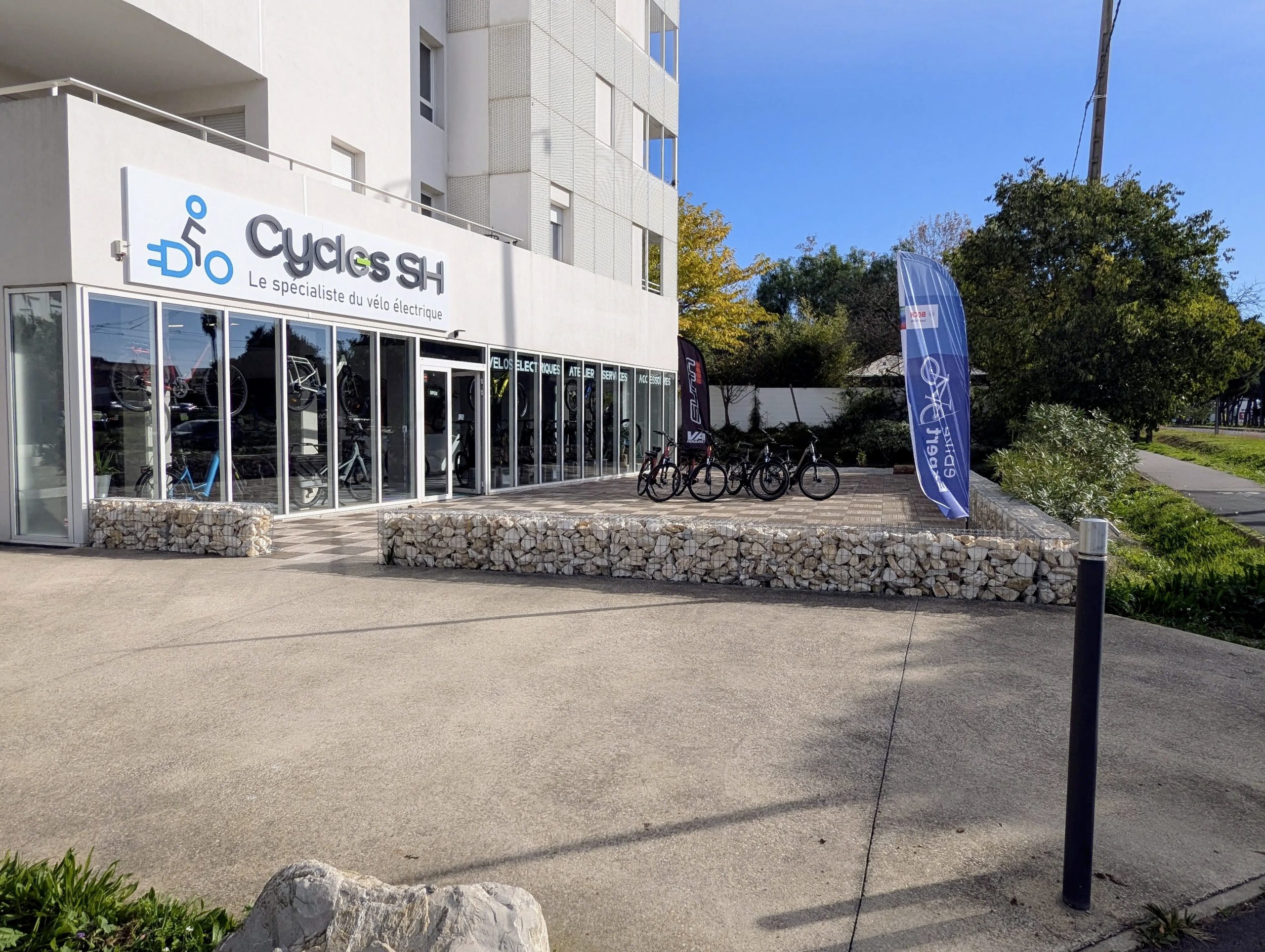 magasin-exterieur boutique de vente de vélo électriques cycles sh