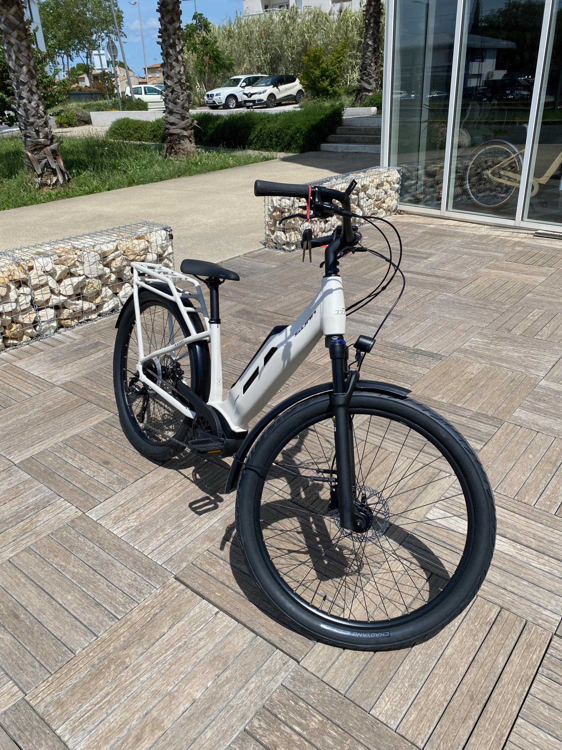 vélo électrique sunn start s2 devant le magasin cycles sh