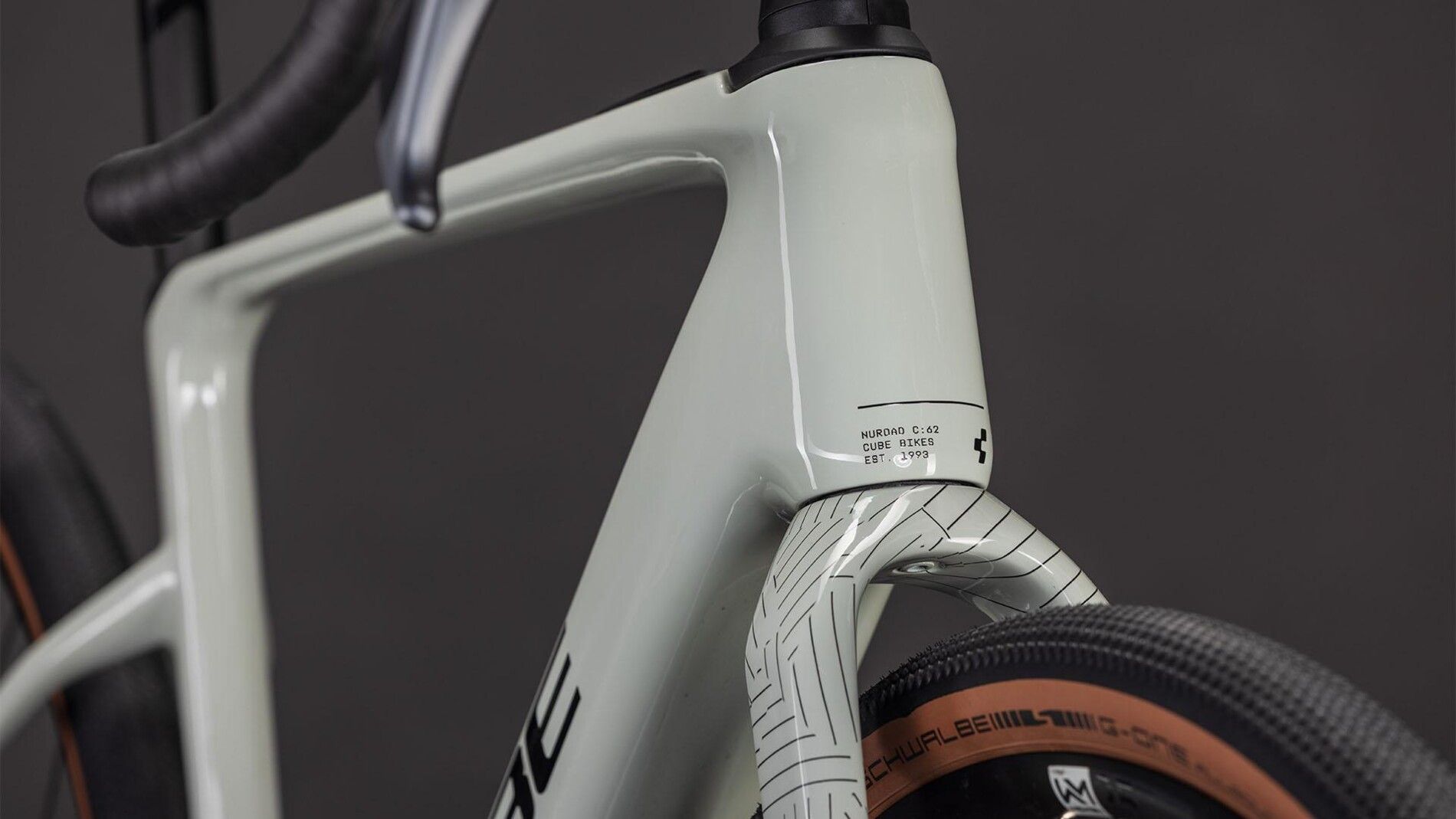 vélo gravel électrique cube nuroad hybrid c62 slx 400x fourche et potence