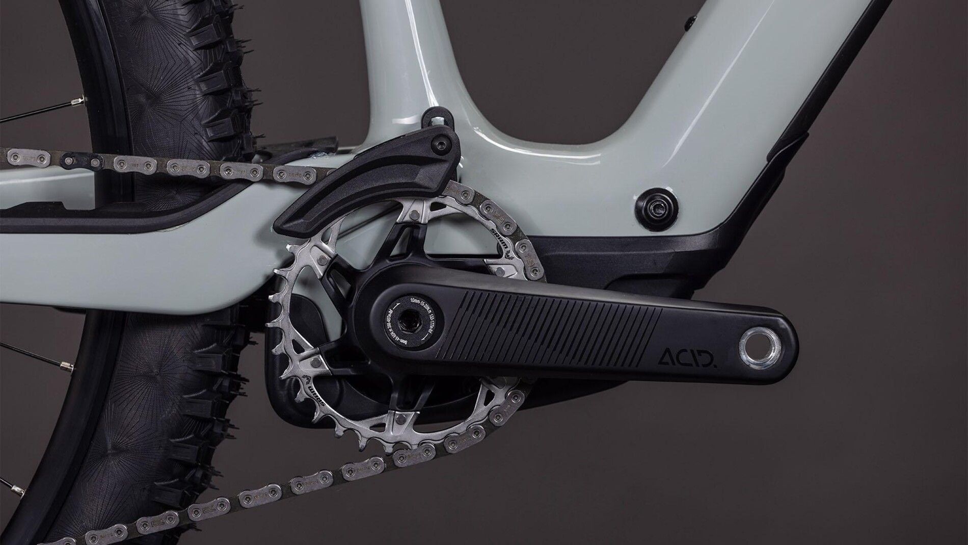 vtt électrique cube ams hybrid one 44 c62 race 400x pédalier