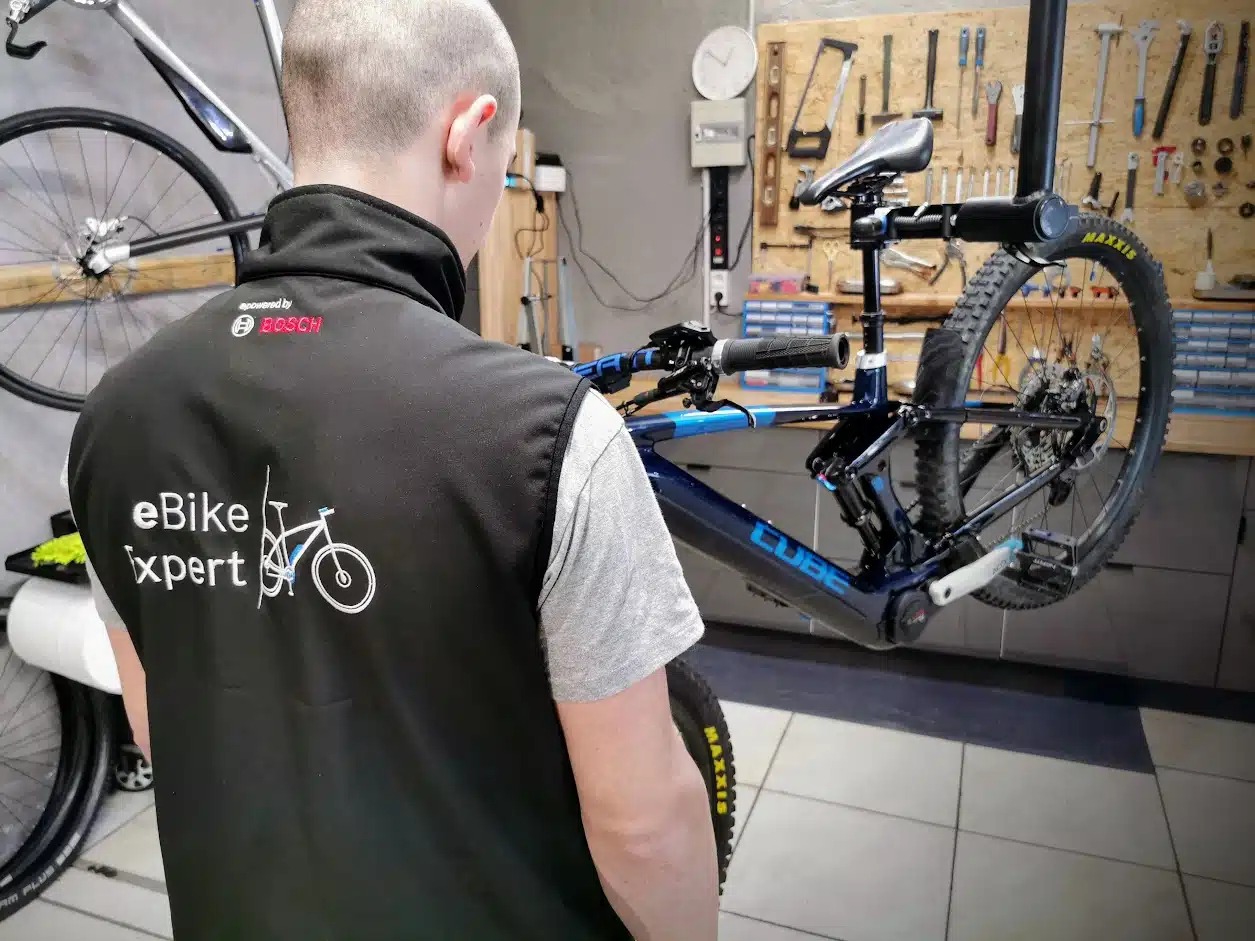 atelier-3.jpg mécanicien dans on atelier de réparation de vélo